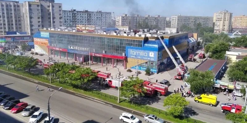 Замыкание электросети стало причиной пожара в торговом центре "Айсберг" в Астрахани - МЧС